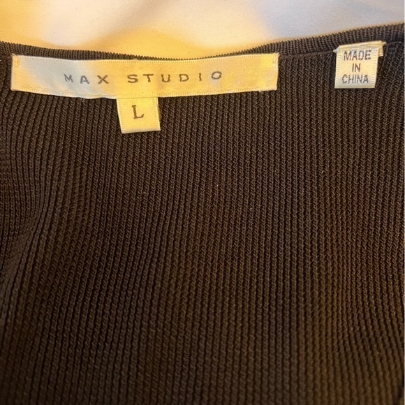 Max Studio long button down ribbed sweater. Front pockets on both sides. - Picture 3 of 5